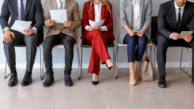 Pieci cilvēki sēž rindā