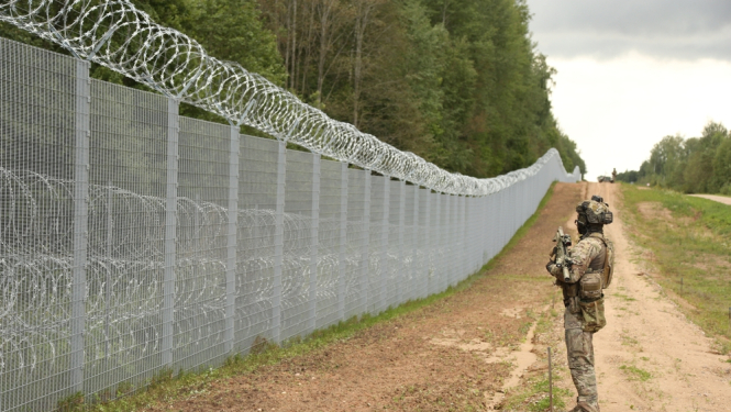 Robežsargs stāv pie Latvijas robežas Krāslabas rajonā