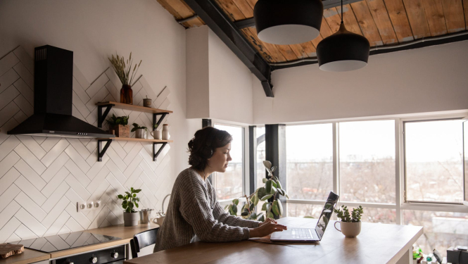 Sieviete strādā pie datora