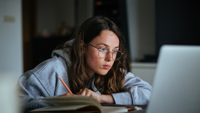 Sieviete pie datora veic pierakstus