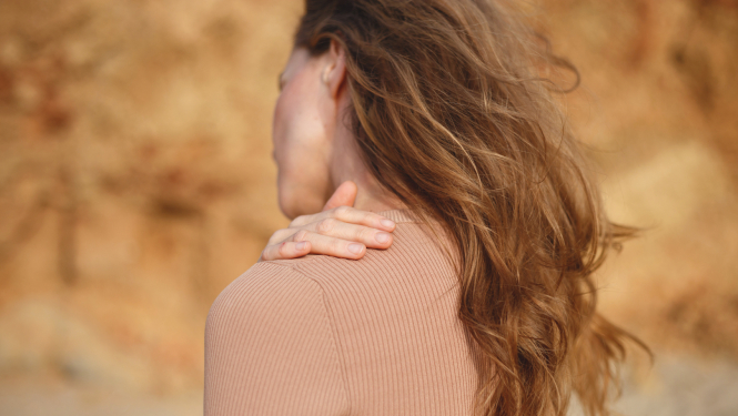 Sieviete ar gariem, izlaistiem matiem no mugurpuses