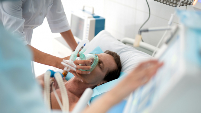 ilustratīvs attēls: pacients skābekļa maskā; avots: 123rf.com
