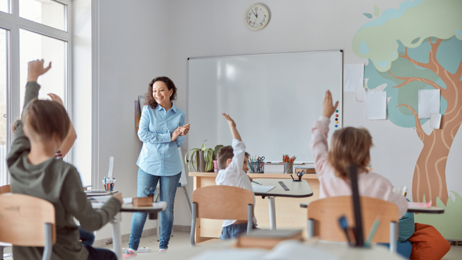 Bērni klasē un skolotāja