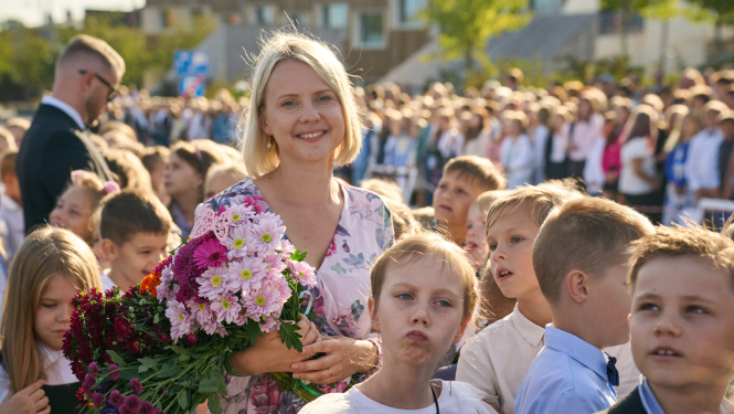 Skolotāja ar audzēkņiem pirmajā septembrī