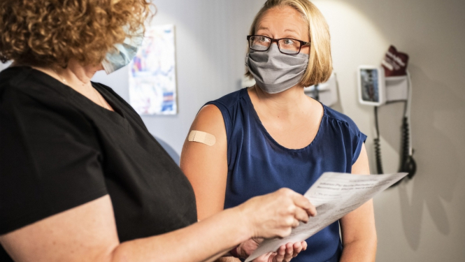 Divas sievietes ar sejas maskām