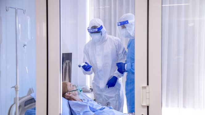 ilustratīvs attēls: paciente un mediķi slimnīcā; avots: 123rf.com