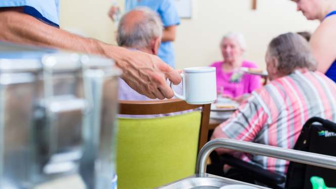 ilustratīvs attēls: seniori pie galda; avots: 123rf.com