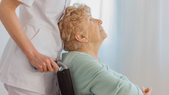 ilustratīvs attēls: kundze ratiņkrēslā; avots: 123rf.com