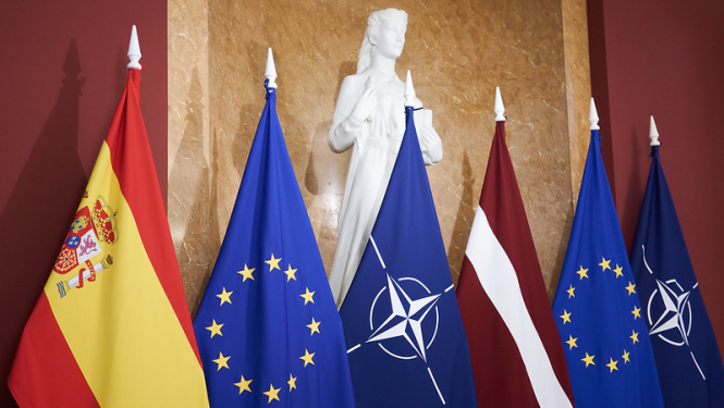 Spānijas, ES, NATO un Latvijas karogi Ministru kabinetā
