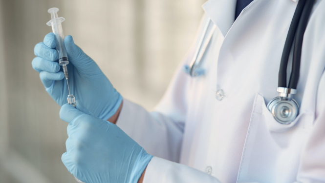 Šprice ārsta rokās