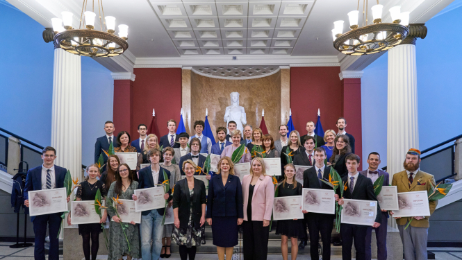 Starptautisko mācību olimpiāžu laureāti kopā ar Ministru prezidenti Eviku Siliņu un izglītības un zinātnes ministri Daci Melbārdi