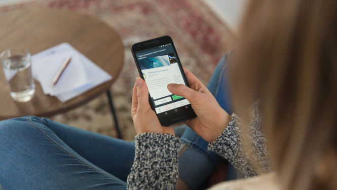 Meitene skatās telefonā