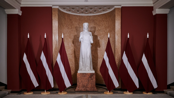 Temīdas statuja ar Latvijas karogiem abās pusēs Ministru kabineta vestibilā