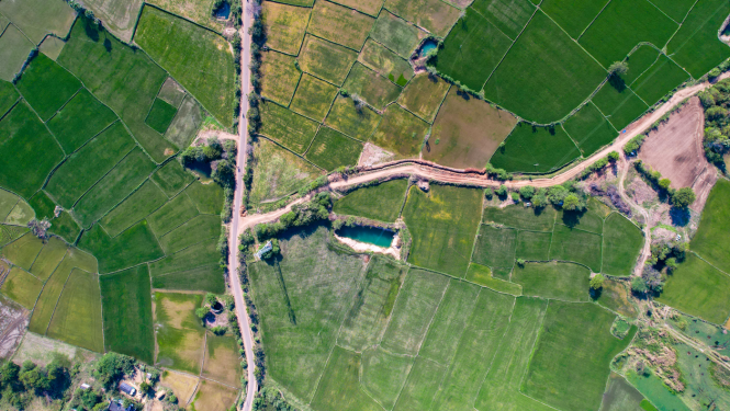 Skats no augšas uz teritoriju. Redzami ceļi, ēkas, lauki, zeme. 