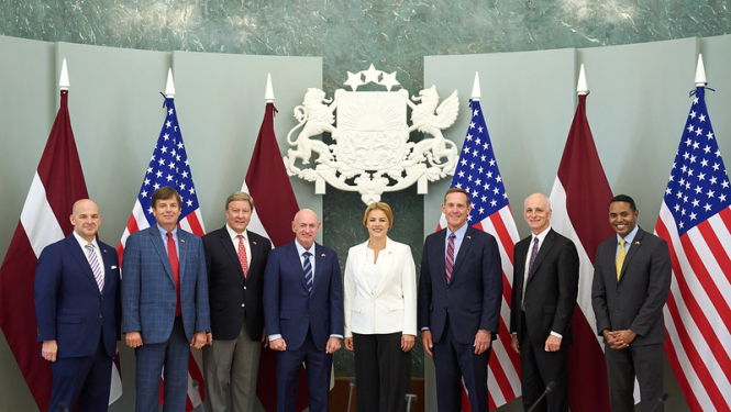 Ministru prezidente Evikja Siliņa  ar ASV senatoru delegāciju Ministru kabineta sēžu zālē