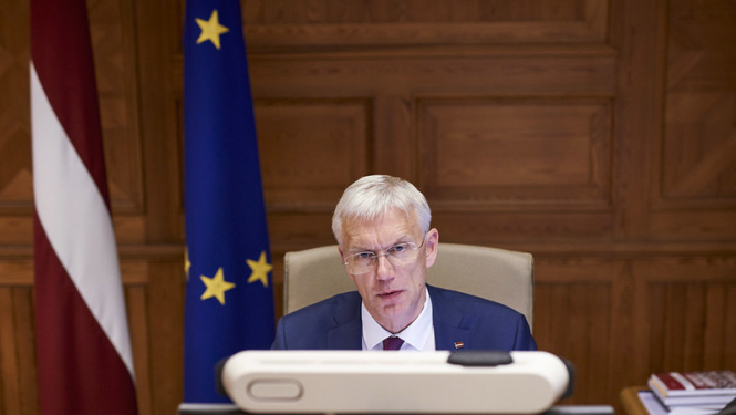 Krišjānis Kariņš ar Eiropas karogu fonā