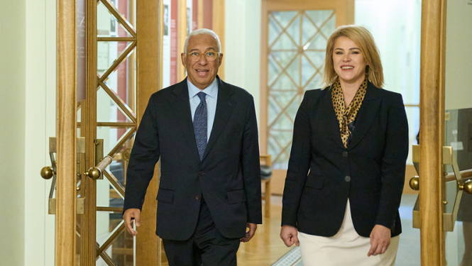 Ministru prezidente Evika Siliņa iet blakus ar jaunievēlēto Eiropadomes prezidentu Antoniu Koštu