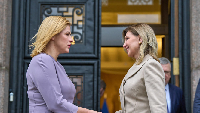 Ukrainas prezidenta kundze Olena Zelenska sarokojas ar Ministru prezidenti Eviku Siliņu. 