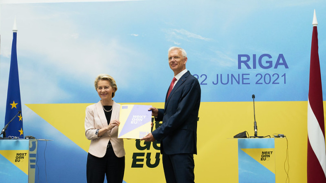 Foto: Ministru prezidents Krišjānis Kariņš un EK priekšsēdētāja Urzula fon der Leiena
