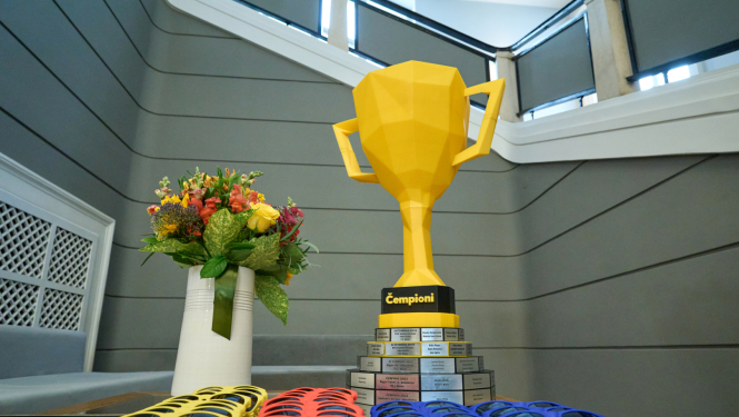 ČēČēČempionāta uzvarētāju kauss un saulesbrilles ar dažādu krāsu rāmīšiem uz galda Ministru kabineta vestibilā