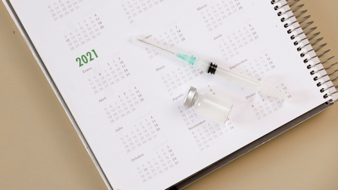 ilustratīvs attēls: šļirce, kalendārs; avots: 123rf.com