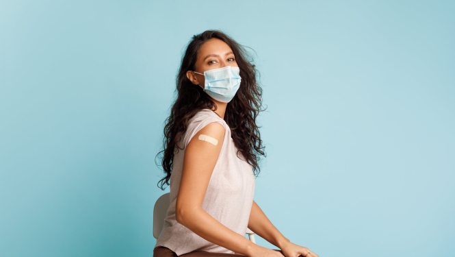 Vakcinēta sieviete ar plāksteri uz pleca