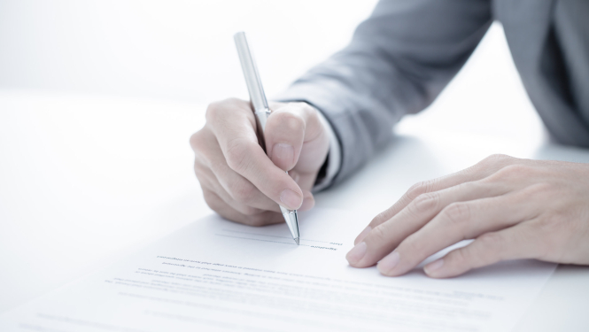 Vīrietis paraksta dokumentu