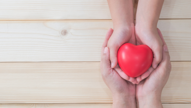 Bērna un pieaugušā rokas tur sirsniņu