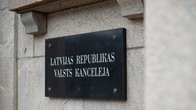 Valsts kancelejas nosaukuma plāksne uz Valsts kancelejas ēkas
