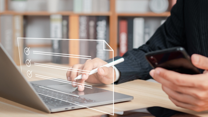 Cilvēks darbojas datorā.