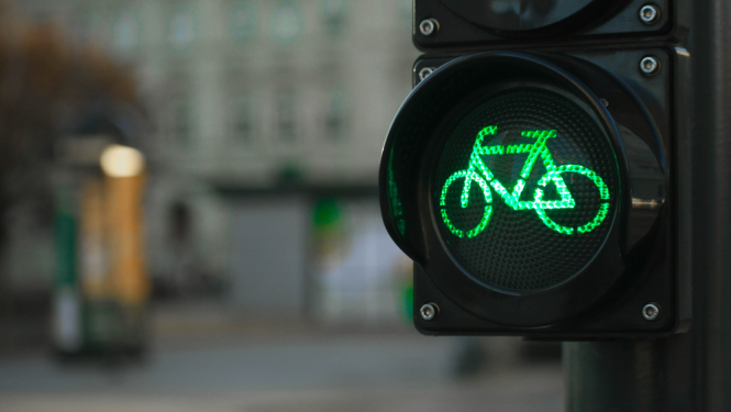 Luksoforā redzama zaļā gaisma velosipēdiem