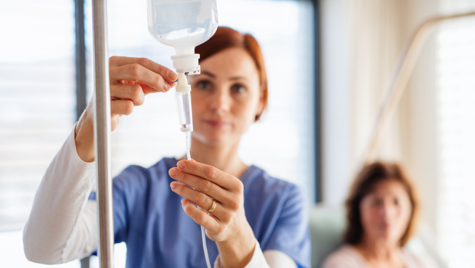 Pacients un medicīniskais personāls slimnīcā