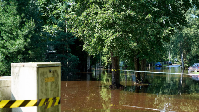 Foto: Vētras postījumi Jūrmalā. Applūdusi iela.