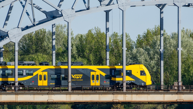 Jaunais vilciens uz tilta. Sānos uzraksts ViVi.