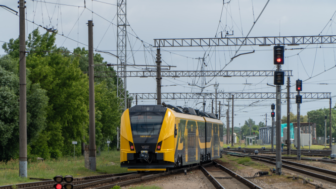 Brauc jaunais vilciens. Fonā koki. 