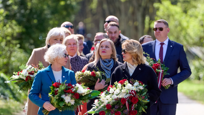 Ministru prezidente Evika Siliņa, Saeimas priekšsēdētāja Daiga Mieriņa un citas valsts amatpersonas dodas nolikt ziedus J. Čakstes atdusas vietā