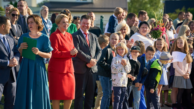 Foto no pasākuma, kur Ministru prezidente Evika Siliņa ir kopā ar skolēniem un skolotājiem Zinību dienā