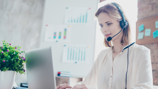ilustratīvs attēls: darbiniece zvanu centrā; avots: 123rf.com