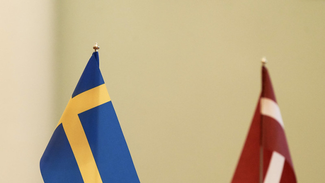 Zviedrijas un Latvijas karogi