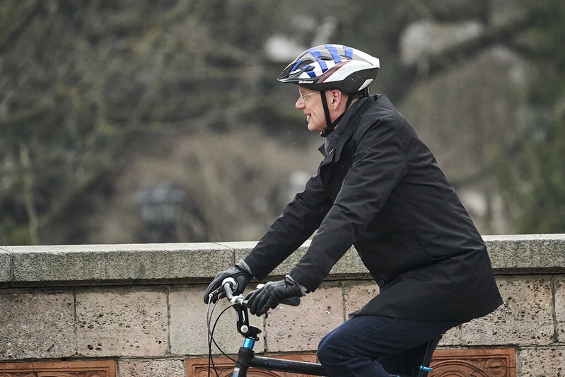 Ministru prezidents Krišjānis Kariņš pārvietojas ar velosipēdu