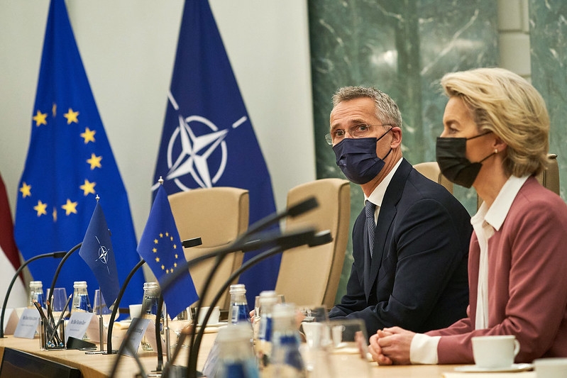 Eiropas Komisijas priekšsēdētāja Urzula fon der Leiena un NATO ģenerālsekretārs Jenss Stoltenbergs 