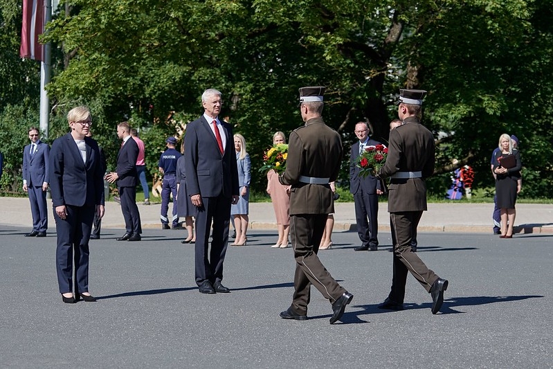 Foto: K.Kariņš un I.Simonīte dodas nolikt ziedus pie Brīvības pieminekļa