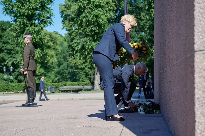 Foto: K.Kariņš un I.Simonīte svinīgi noliek ziedus pie Brīvības pieminekļa