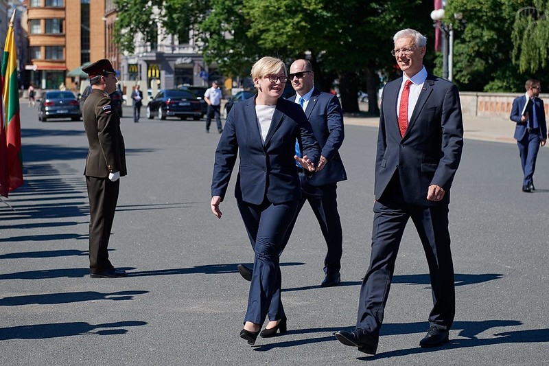 Foto: K.Kariņš un I.Simonīte svinīgi noliek ziedus pie Brīvības pieminekļa