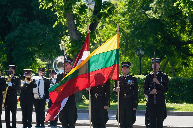 Foto: Latvijas un Lietuvas valstu karogi