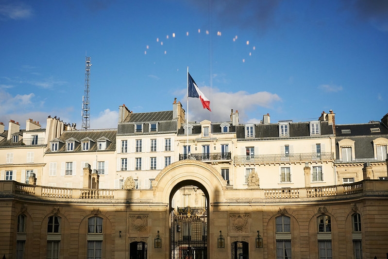 Skats uz Parīzi un Francijas karogs