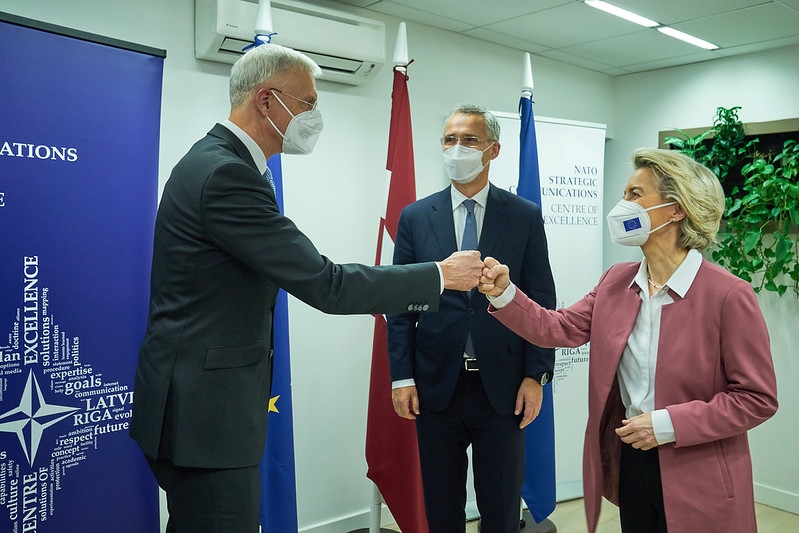 Ministru prezidents Krišjānis Kariņš kopā ar NATO ģenerālsekretāru Jensu Stoltenbergu un EK priekšsēdētāju Urzulu fon der Leienu apmeklē NATO Stratēģiskās komunikācijas izcilības centru