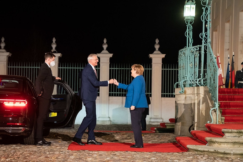 Foto: Ministru prezidenta Krišjānis Kariņš sasveicinās ar Vācijas kancleri Angelu Merkeli.