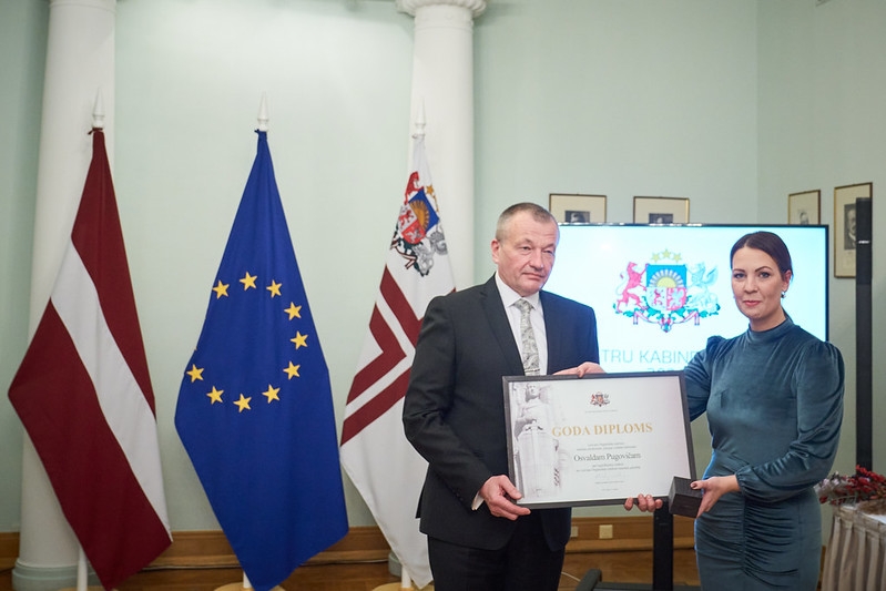 Latvijas Organiskās sintēzes institūta direktors ķīmijas doktors Osvalds Pugovičs saņem MK balvu