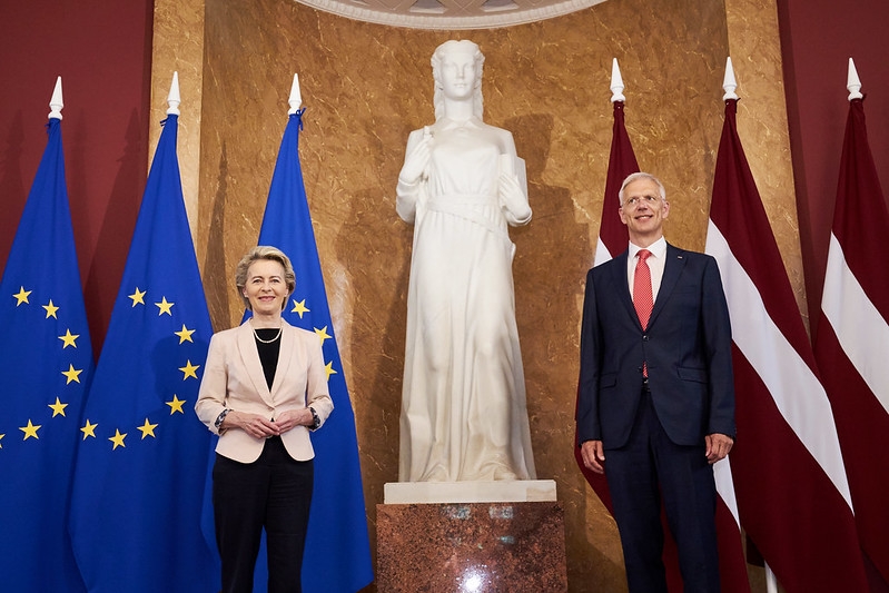 Foto: Ministru prezidents Krišjānis Kariņš un EK priekšsēdētāja Urzula fon der Leiena